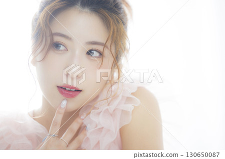 穿著粉紅色薄紗洋裝的女人 130650087