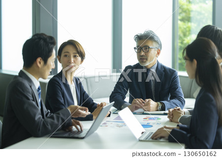 Business people having a meeting 130650162