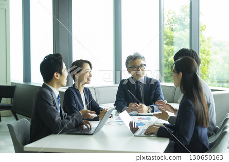 Business people having a meeting 130650163
