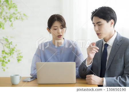 一個男人和一個女人開會 一個男人和一個女人開會 130650190