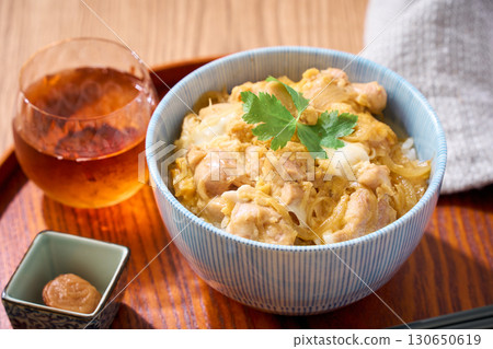 親子丼 | 用雞肉和雞蛋製作的經典日式蓋飯 130650619