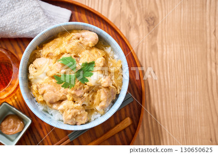 親子丼 | 用雞肉和雞蛋製作的經典日式蓋飯 130650625