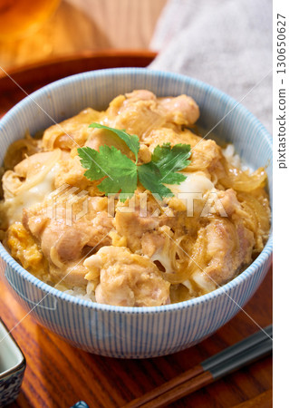 親子丼 | 用雞肉和雞蛋製作的經典日式蓋飯 親子丼 | 用雞肉和雞蛋製作的經典日式蓋飯 130650627