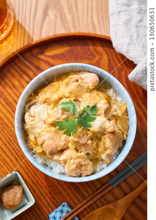 親子丼 | 用雞肉和雞蛋製作的經典日式蓋飯 130650631