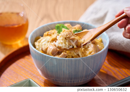 親子丼 | 用雞肉和雞蛋製作的經典日式蓋飯 130650632