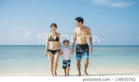 一家人在沙灘上散步 130650762