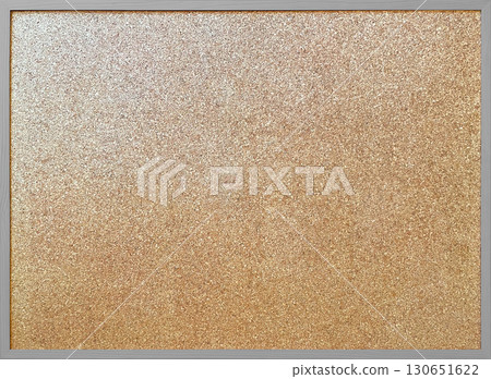 帶有薄白灰色木框的軟木板背景圖像 130651622