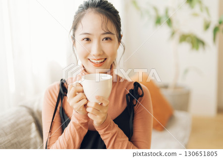 一個女人喝熱飲料 130651805