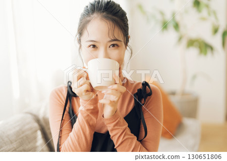 一個女人喝熱飲料 130651806