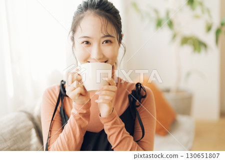 一個女人喝熱飲料 130651807