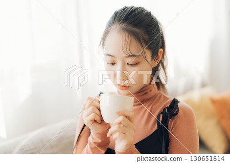 一個女人喝熱飲料 130651814