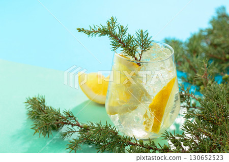 Gin and tonic cocktail with crushed ice and lemon slices. Gin and tonic cocktail with crushed ice and lemon slices. 130652523