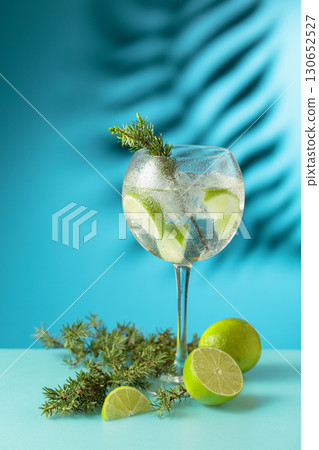 Cocktail gin and tonic with ice and lime slices. 130652527