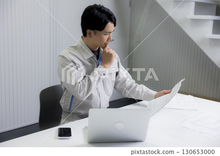 工人看到繪圖 130653000