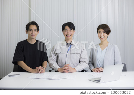 A man in work clothes having a meeting 130653032