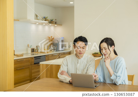 年輕夫婦，電腦 130653087