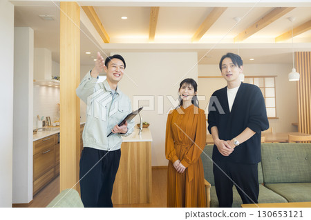 一名身穿工作服的男子正在參觀樣品房 130653121