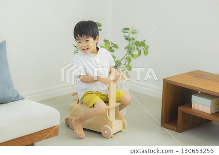 孩子們在客廳裡玩 130653256