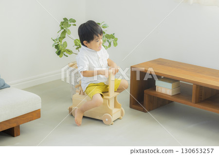 孩子們在客廳裡玩 130653257