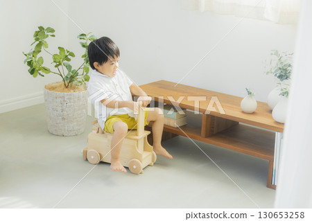 Children playing in the living room 130653258