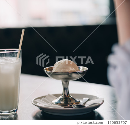 冰淇淋和玻璃 冰淇淋和玻璃 130653707