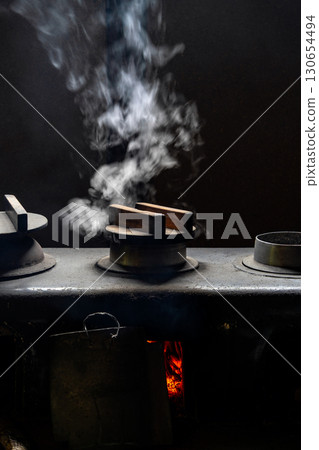 蒸氣和火焰從一棟老房子的壁爐閃爍 蒸氣和火焰從一棟老房子的壁爐閃爍 130654494