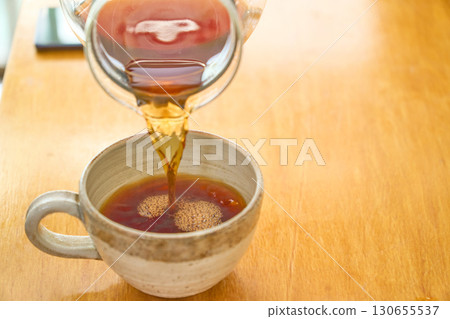 將咖啡倒入杯中。一系列照片展示了滴濾咖啡的沖泡過程。 將咖啡倒入杯中。一系列照片展示了滴濾咖啡的沖泡過程。 130655537