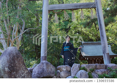 一位身著和服的女子在鳥居門前擺姿勢 | 日本花園,日式風格,旅遊形象 一位身著和服的女子在鳥居門前擺姿勢 | 日本花園,日式風格,旅遊形象 130655586