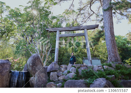 一位身著和服的女子在鳥居門前擺姿勢 | 日本花園，日式風格，旅遊形象 130655587