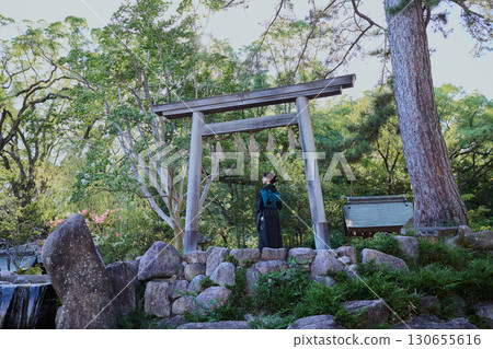 一位身著和服的女子在鳥居門前擺姿勢 | 日本花園,日式風格,旅遊形象 一位身著和服的女子在鳥居門前擺姿勢 | 日本花園,日式風格,旅遊形象 130655616