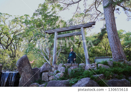 一位身著和服的女子在鳥居門前擺姿勢 | 日本花園,日式風格,旅遊形象 一位身著和服的女子在鳥居門前擺姿勢 | 日本花園,日式風格,旅遊形象 130655618