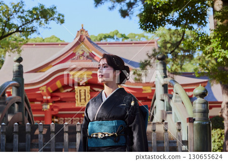 一位身著振袖和服的女子,以朱漆神社殿堂為背景擺出各種姿勢 | 神社、和服、傳統之美 一位身著振袖和服的女子,以朱漆神社殿堂為背景擺出各種姿勢 | 神社、和服、傳統之美 130655624