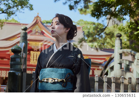 一位身著振袖和服的女子,以朱漆神社殿堂為背景擺出各種姿勢 | 神社、和服、傳統之美 一位身著振袖和服的女子,以朱漆神社殿堂為背景擺出各種姿勢 | 神社、和服、傳統之美 130655631