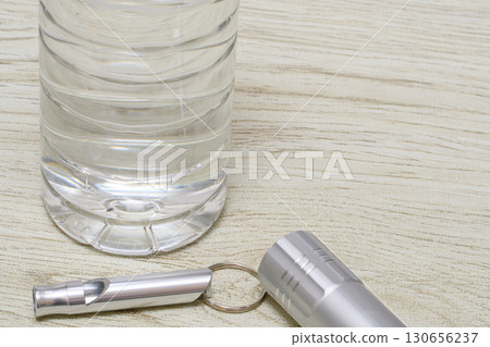 用水、手電筒和哨子的防災影像 130656237