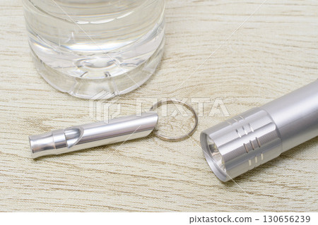 用水、手電筒和哨子的防災影像 130656239