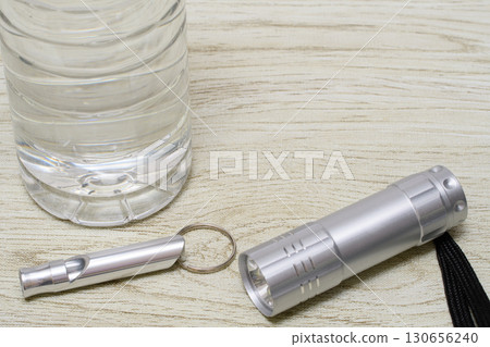 用水、手電筒和哨子的防災影像 用水、手電筒和哨子的防災影像 130656240