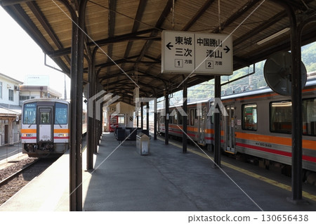 Geibi Line/Kishishin Line trains stopping at Niimi Station (Niimi City, Okayama Prefecture) Geibi Line/Kishishin Line trains stopping at Niimi Station (Niimi City, Okayama Prefecture) 130656438