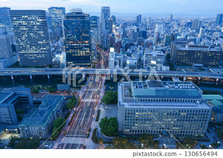 Night view of Midosuji, Nakanoshima, and Osaka Station from a high-rise building in Yodoyabashi, Osaka (photographed in September 2025) 130656494