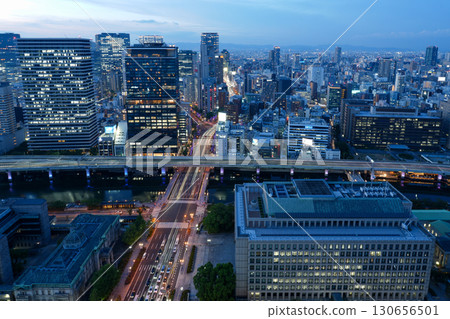 從大阪淀屋橋的高樓上眺望禦堂筋、中之島、大阪站的夜景（2025年9月拍攝） 130656501