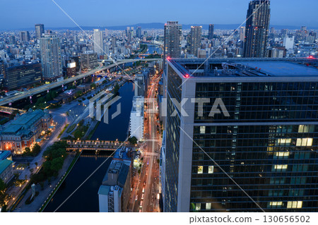 從大阪淀屋橋的高樓上眺望禦堂筋、中之島、大阪站的夜景（2025年9月拍攝） 130656502