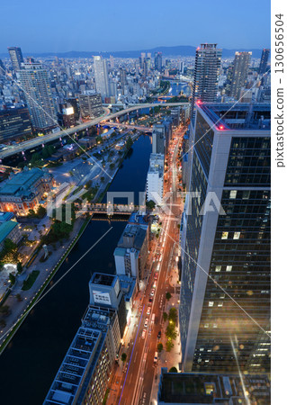 Night view of Midosuji, Nakanoshima, and Osaka Station from a high-rise building in Yodoyabashi, Osaka (photographed in September 2025) 130656504