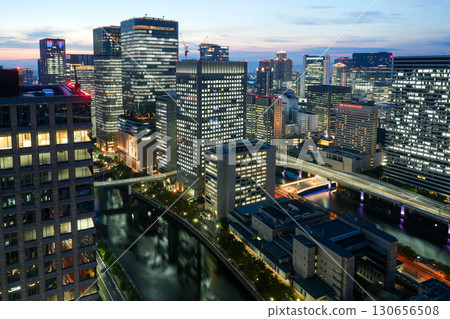 從大阪淀屋橋的高樓上眺望禦堂筋、中之島、大阪站的夜景(2025年9月拍攝) 從大阪淀屋橋的高樓上眺望禦堂筋、中之島、大阪站的夜景(2025年9月拍攝) 130656508