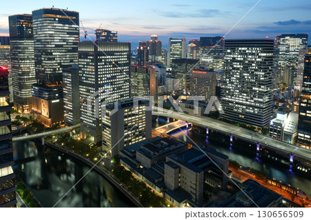 Night view of Midosuji, Nakanoshima, and Osaka Station from a high-rise building in Yodoyabashi, Osaka (photographed in September 2025) 130656509