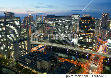 Night view of Midosuji, Nakanoshima, and Osaka Station from a high-rise building in Yodoyabashi, Osaka (photographed in September 2025) 130656510