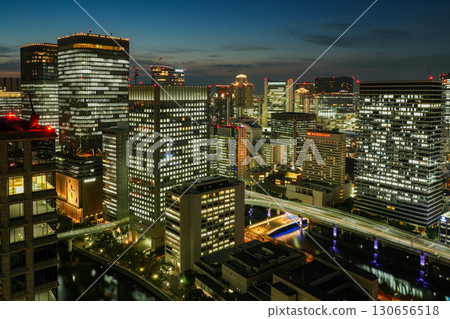從大阪淀屋橋的高樓上眺望禦堂筋、中之島、大阪站的夜景（2025年9月拍攝） 130656518