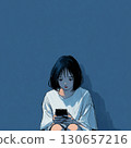 觸摸智慧型手機的女孩 130657216