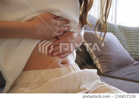 關注自己身材和腹部脂肪的女性 關注自己身材和腹部脂肪的女性 130657226