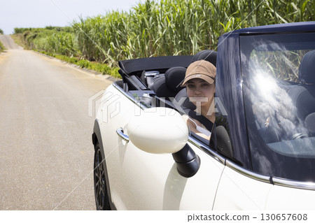 一位年輕女子開車遊覽沖繩 130657608