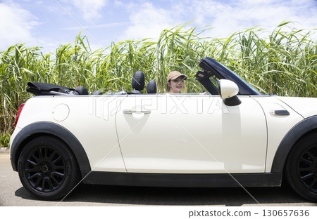 一位年輕女子開車遊覽沖繩 130657636
