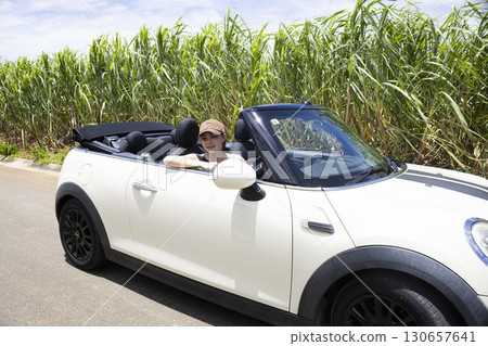 一位年輕女子開車遊覽沖繩 130657641